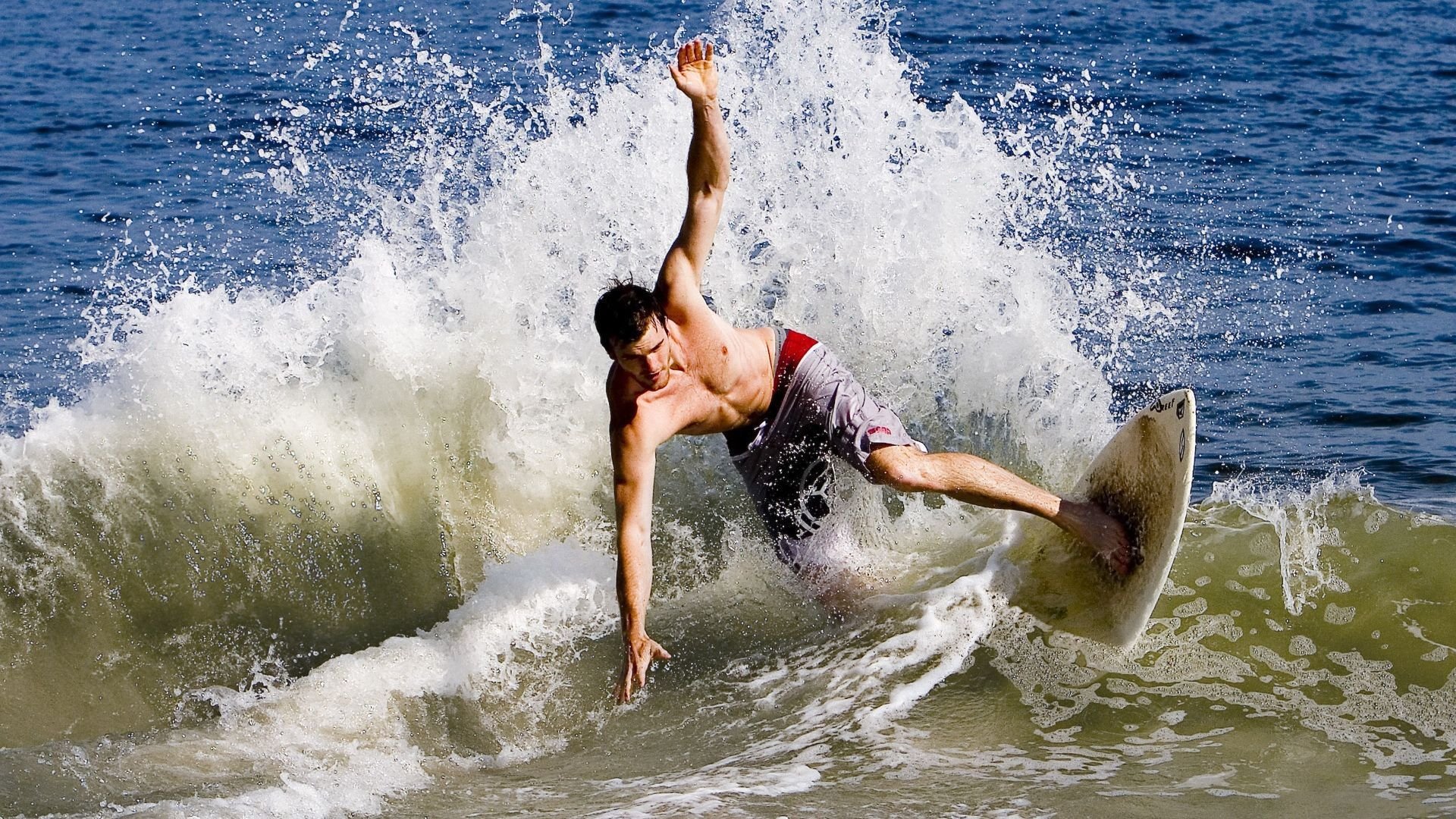 赛道上的红色逆袭，佩雷兹单骑扛旗，阿斯顿马丁横扫梅赛德斯王朝